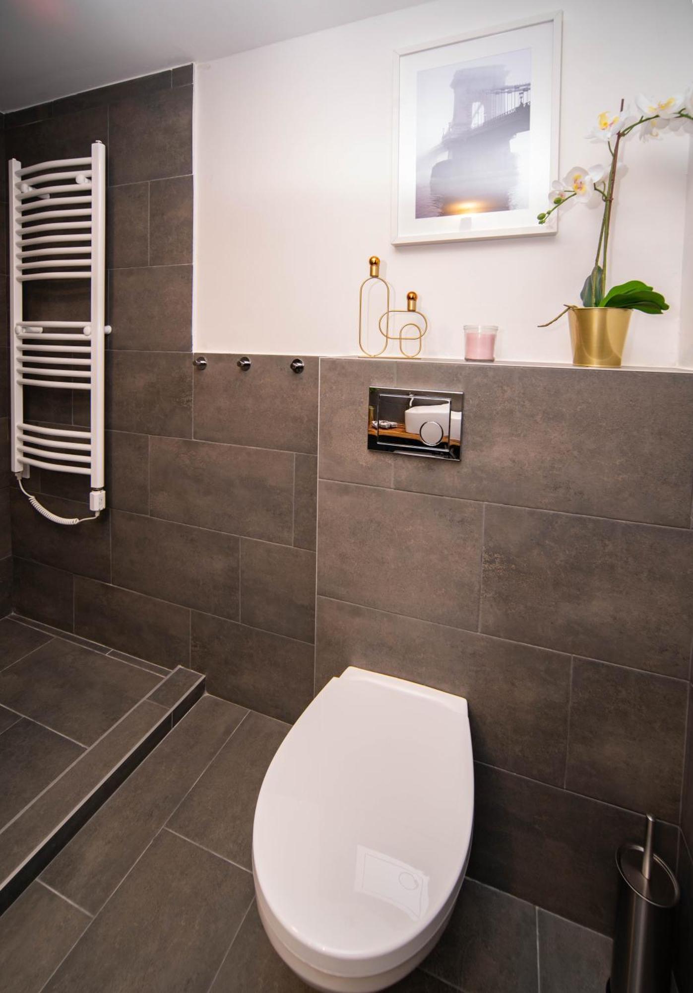 Apartment Free Parking -corvin Palace Residence-3bdrm,6ppl,wifi,ac