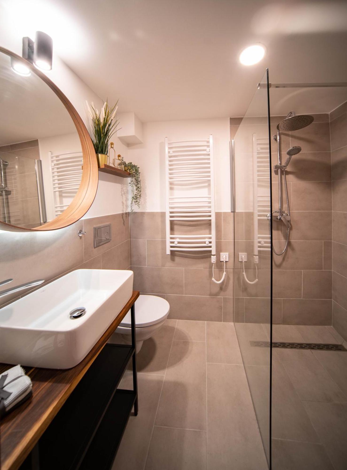 Apartment Free Parking -corvin Palace Residence-3bdrm,6ppl,wifi,ac