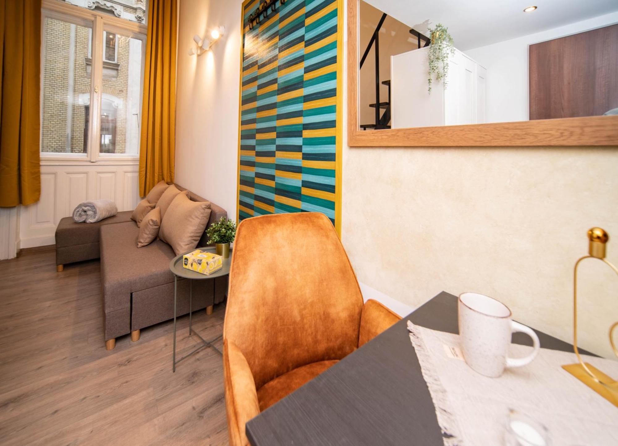 Free Parking -corvin Palace Residence-3bdrm,6ppl,wifi,ac Apartment